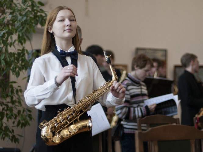 Competitor with saxophone